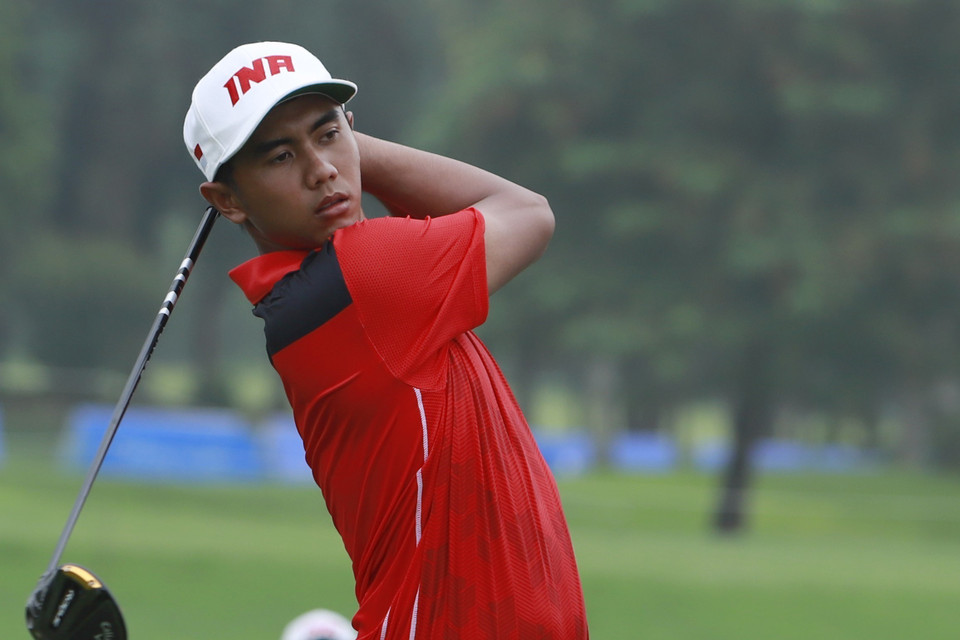 VĐV Naraajie Ramadhanputra Emerald (Indonesia) thi đấu ở hố golf số 1 vòng 1 cá nhân nam. (Ảnh: Hoàng Hùng/TTXVN)