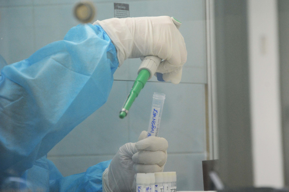 Cận cảnh công việc xét nghiệm của các y, bác sỹ. (Ảnh: Văn Dũng/TTXVN)