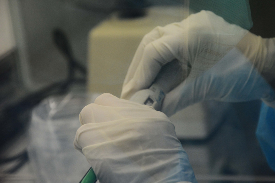 Cận cảnh công việc xét nghiệm của các y, bác sỹ. (Ảnh: Văn Dũng/TTXVN)