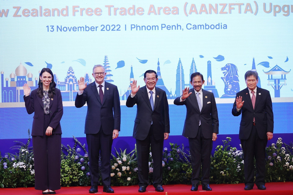 Thủ tướng Campuchia, Chủ tịch ASEAN 2022 Samdech Techo Hun Sen cùng Thủ tướng New Zealand Jacinda Ardern, Thủ tướng Australia Anthony Albanese, Quốc vương Brunei Hassanal Bolkiah và Tổng thư ký ASEAN Dato Lim Jock Hoi chụp ảnh chung tại Hội nghị EAS. (Ảnh: Dương Giang/TTXVN)