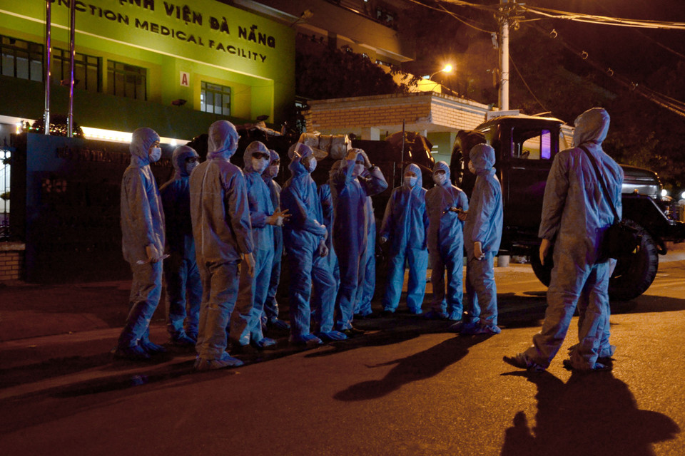 Các chiến sỹ thuộc Tiểu đoàn Phòng hóa 78, Bộ Tư lệnh Quân khu 5 triển khai nhiệm vụ. (Ảnh: Quốc Dũng/TTXVN)