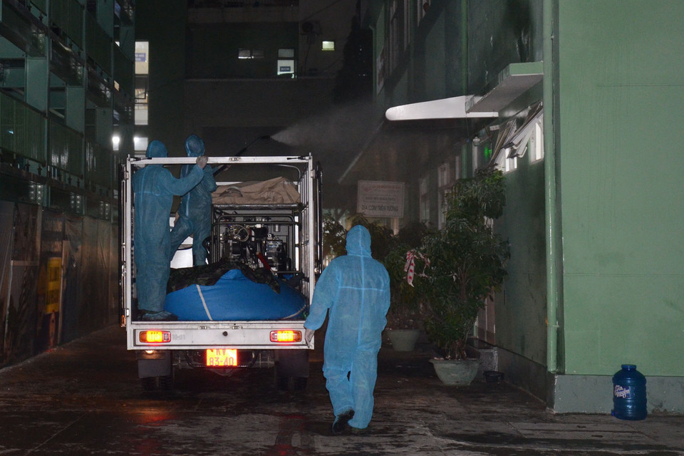 Các xe khử khuẩn có nhiều kích thước to, nhỏ khác nhau để phù hợp với nhiều điều kiện, địa thế. (Ảnh: Quốc Dũng/TTXVN)