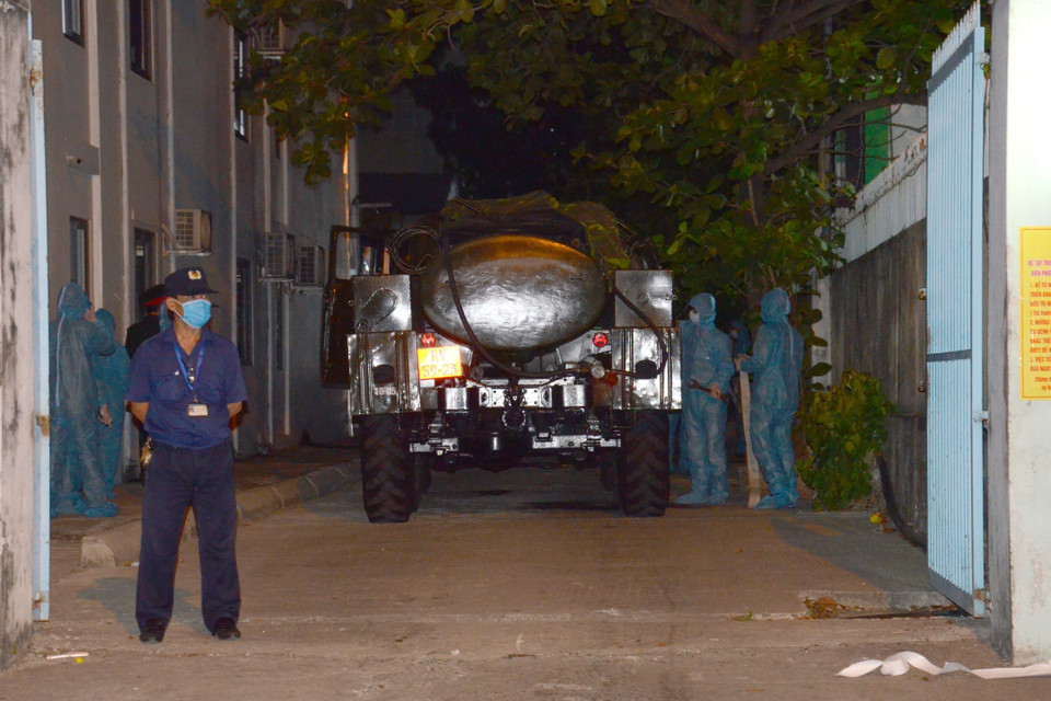 Triển khai khử khuẩn tại khu vực cổng Bệnh viện C Đà Nẵng (đường Quang Trung, quận Hải Châu, thành phố Đà Nẵng). (Ảnh: Quốc Dũng/TTXVN)