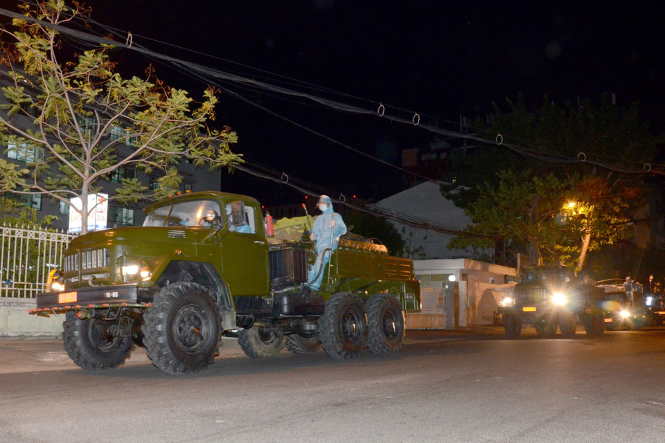 Có tất cả 8 xe chuyên dụng để khử khuẩn hóa chất, cùng hơn 50 máy phun xịt khử khuẩn cầm tay đã được triển khai. (Ảnh: Quốc Dũng/TTXVN)