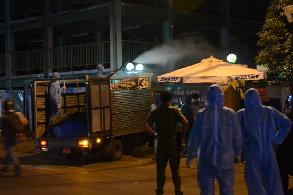 Việc phun xịt khử khuẩn này nhằm hạn chế nguồn lây ra cộng đồng. (Ảnh: Quốc Dũng/TTXVN)