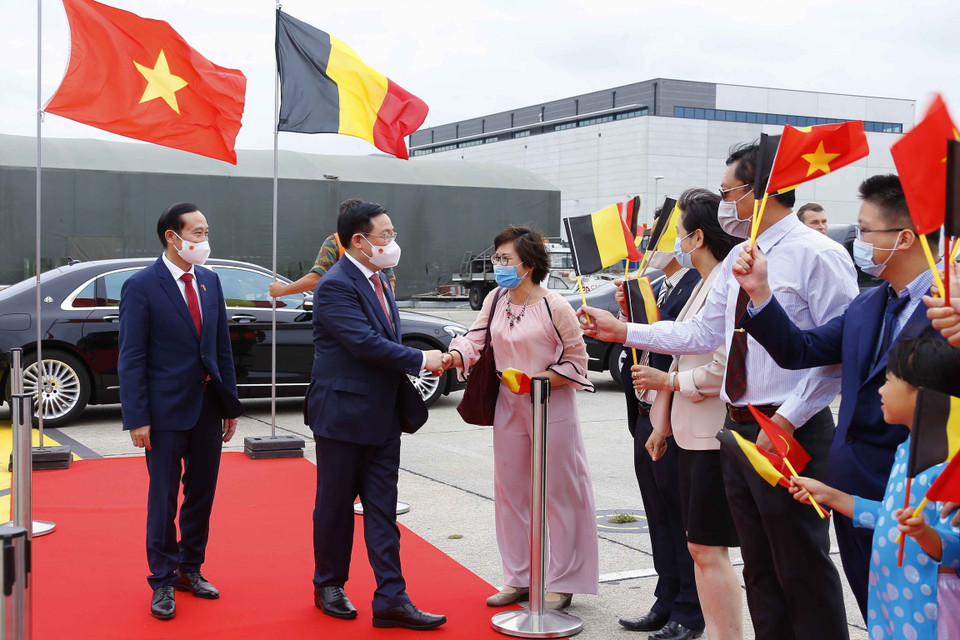 Cán bộ, nhân viên Đại sứ quán Việt Nam tại Bỉ và đại diện cộng đồng người Việt Nam tại Bỉ tiễn Chủ tịch Quốc hội Vương Đình Huệ tại sân bay Melsbroek (BRUMIL). (Ảnh: Doãn Tấn/TTXVN)