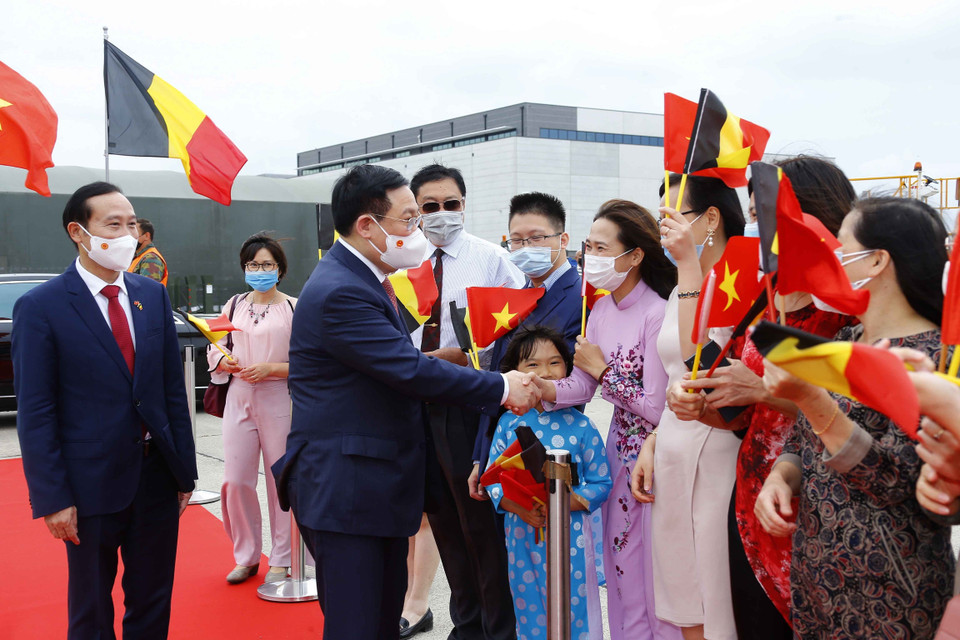 Cán bộ, nhân viên Đại sứ quán Việt Nam tại Bỉ và đại diện cộng đồng người Việt Nam tại Bỉ tiễn Chủ tịch Quốc hội Vương Đình Huệ tại sân bay Melsbroek (BRUMIL). (Ảnh: Doãn Tấn/TTXVN)