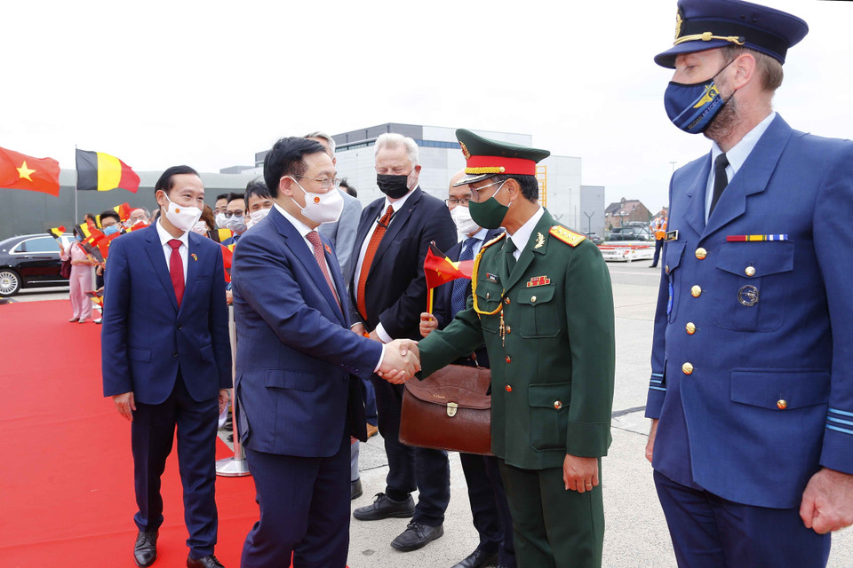 Lễ tiễn Chủ tịch Quốc hội Vương Đình Huệ tại sân bay Melsbroek (BRUMIL). (Ảnh: Doãn Tấn/TTXVN)