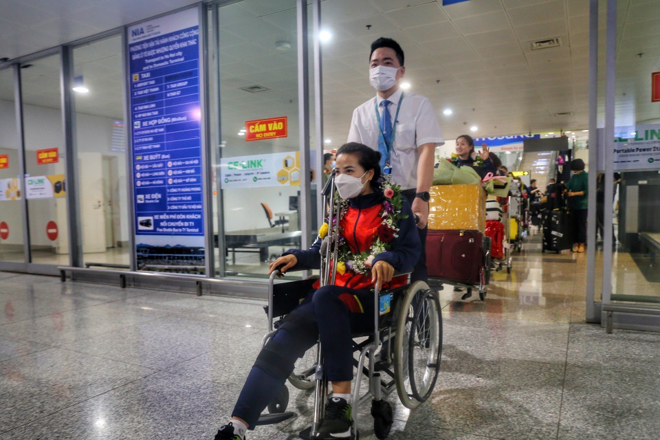 Cầu thủ Thúy Nga di chuyển bằng xe lăn do chấn thương trong trận chung kết với Myanmar. (Ảnh: Tuấn Đức/TTXVN)