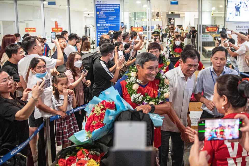 Đông đảo người hâm mộ chào đón Huấn luyện viên Mai Đức Chung cùng Đội tuyển Bóng đá Nữ Việt Nam. (Ảnh: Phạm Tuấn Anh/TTXVN)