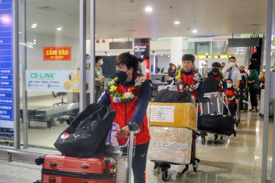 Đội tuyển Bóng đá Nữ tại Sân bay Quốc tế Nội Bài. (Ảnh: Tuấn Đức/TTXVN)