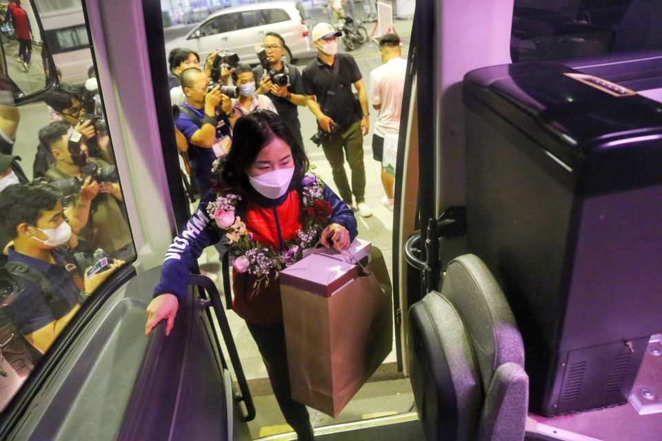 Đội tuyển Bóng đá Nữ lên xe buýt trở về nhà. (Ảnh: Tuấn Đức/TTXVN)