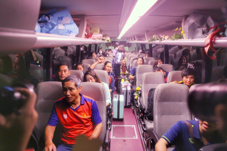 Đội tuyển Bóng đá Nữ lên xe buýt trở về nhà. (Ảnh: Tuấn Đức/TTXVN)