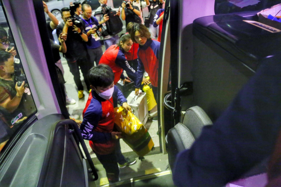 Đội tuyển Bóng đá Nữ lên xe buýt trở về nhà. (Ảnh: Tuấn Đức/TTXVN)