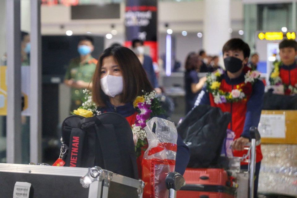 Tối 16/5, Đội tuyển Bóng đá Nữ Việt Nam cùng Huấn luyện viên Mai Đức Chung đã về đến Hà Nội sau khi lập thành tích vô địch SEA Games 32. Các cô gái Việt Nam đã đánh bại Myanmar để có lần thứ 4 bước lên ngôi đầu của bóng đá nữ Đông Nam Á. (Ảnh: Tuấn Đức/TTXVN)