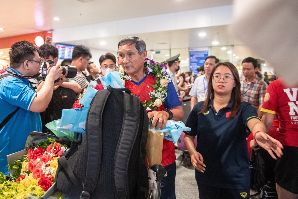 Huấn luyện viên Mai Đức Chung cùng Đội tuyển Bóng đá Nữ Việt Nam tại Sân bay Quốc tế Nội Bài. (Ảnh: Phạm Tuấn Anh/TTXVN)