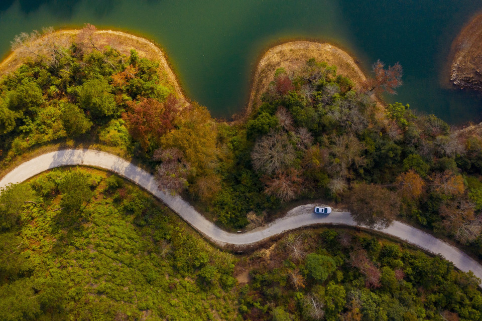 Dù là địa hình miền núi, nhưng Cao Bằng có rất nhiều hồ nước. Về mùa Đông, những hồ xanh trong vắt in bóng rừng cây tạo nên vẻ đẹp thanh bình thư thái. (Nguồn: TTXVN phát)
