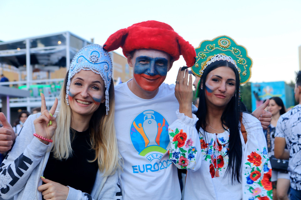 Cổ động viên của EURO 2020 tại Fanzone ở trung tâm thành phố Saint Petersburg. (Ảnh: Trần Hiếu/TTXVN)