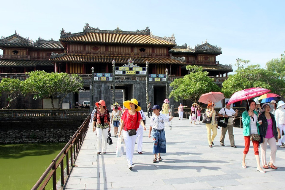 Thừa Thiên-Huế có nhiều điểm tham quan thu hút du khách, trong đó nổi bật nhất là cố đô Huế với hệ thống di tích, di sản triều Nguyễn, các đền, chùa, lăng tẩm... Trong ảnh: Du khách tham quan Đại nội-Huế. (Ảnh: Huy Hùng/TTXVN)