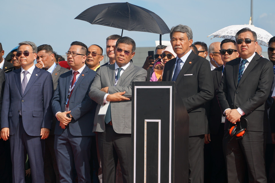 Bộ trưởng Quốc phòng Malaysia Mohamad Hasan (người thứ hai từ bên phải) và Bộ trưởng Giao thông Anthony Loke (người thứ nhất từ bên phải) chứng kiến buổi trình diễn không quân trong khuôn khổ LIMA 23. (Ảnh: Hằng Linh/TTXVN)