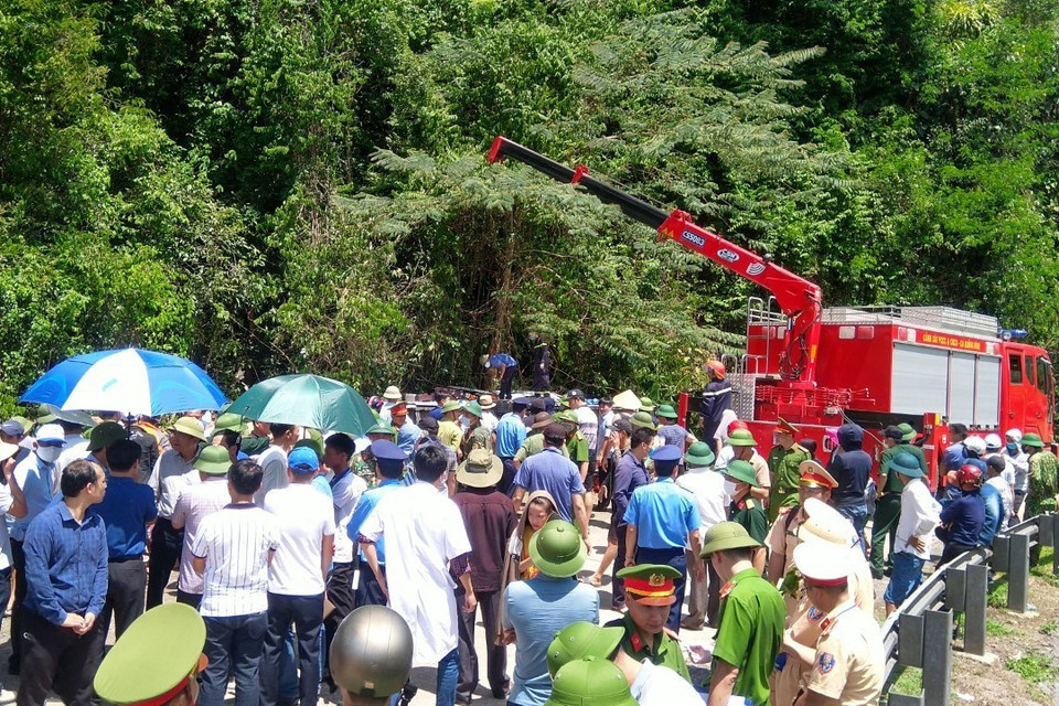 Tính đến 13 giờ ngày 26/7, đã có 13 người chết, hàng chục người bị thương trong vụ lật xe khách xảy ra vào khoảng 9 giờ cùng ngày trên tuyến đường Hồ Chí Minh nhánh Tây - đường 20 Quyết Thắng, khu vực Phong Nha-Kẻ Bàng (Quảng Bình). (Ảnh: TTXVN phát)