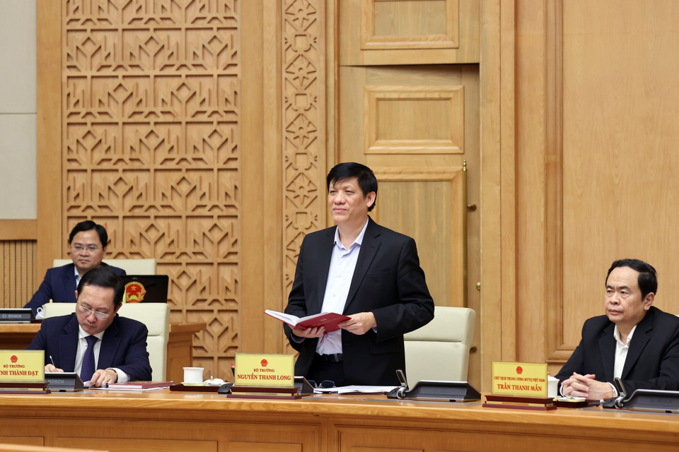 Bộ trưởng Bộ Y tế Nguyễn Thanh Long báo báo về tình hình dịch COVID-19 tại phiên họp. (Ảnh: Thống Nhất/TTXVN)