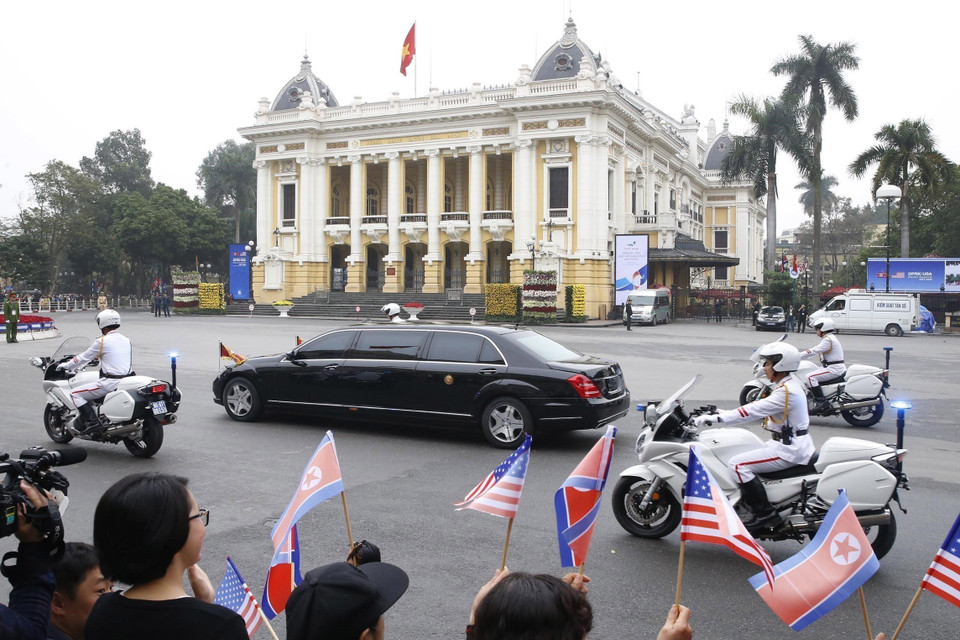 Qua hơn 30 năm đổi mới, đất nước ta đã giành được những thắng lợi to lớn về đối ngoại và hội nhập quốc tế, trong đó nhiều sự kiện lớn mang tầm vóc quốc tế đã được tổ chức thành công tại Việt Nam liên tục những năm qua, chứng minh khả năng và khẳng định vị thế, uy tín của Việt Nam trên trường quốc tế. Trong ảnh: Hội nghị Thượng đỉnh Mỹ-Triều Tiên lần thứ hai được tổ chức tại Hà Nội, ngày 28-29/2/2019. (Ảnh: Lâm Khánh/TTXVN)