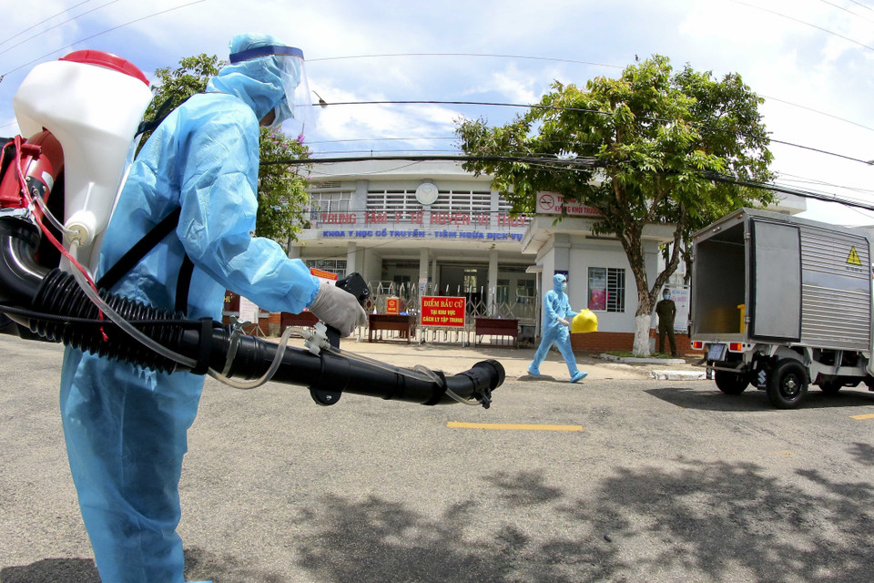 Phun hóa chất khử khuẩn khu vực bỏ phiếu tại khu cách ly tập trung, bệnh viện, cơ sở y tế sau khi hoàn tất công tác bầu cử. (Ảnh: Duy Khương/TTXVN)