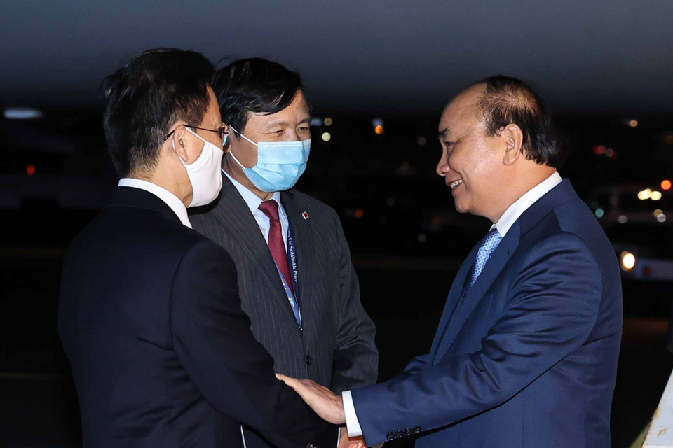 Đại sứ Việt Nam tại Hoa Kỳ Hà Kim Ngọc và Đại sứ Đặng Đình Quý, Trưởng Phái đoàn thường trực Việt Nam tại Liên hợp quốc đón Chủ tịch nước Nguyễn Xuân Phúc tại sân bay quốc tế J.F. Kennedy. (Ảnh: Thống Nhất/TTXVN)