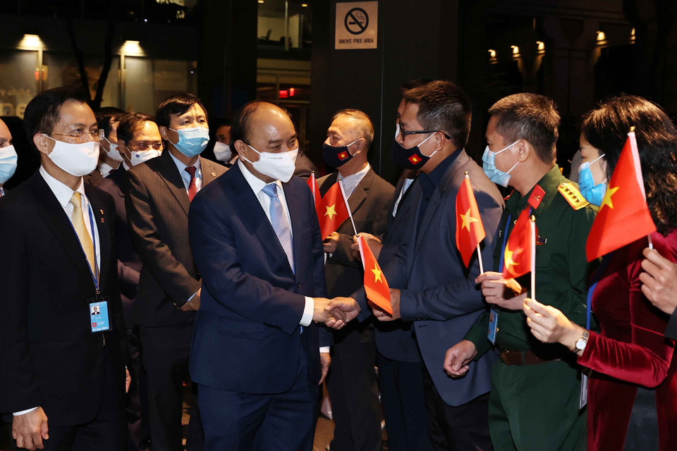 Cán bộ Đại sứ quán tại Hoa Kỳ và Phái đoàn thường trực Việt Nam tại Liên hợp quốc đón Chủ tịch nước Nguyễn Xuân Phúc. (Ảnh: Thống Nhất/TTXVN)