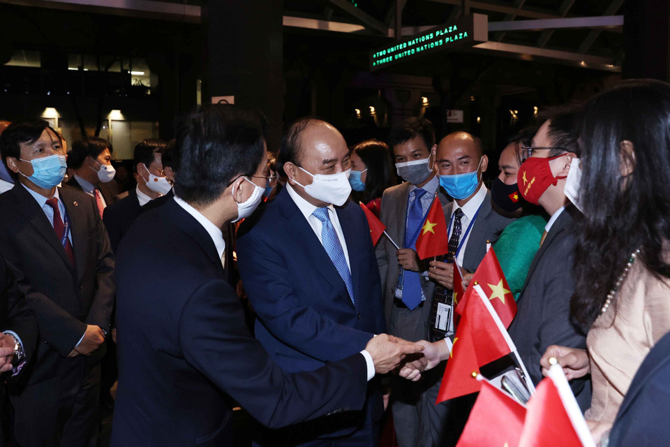 Cán bộ Đại sứ quán tại Hoa Kỳ và Phái đoàn thường trực Việt Nam tại Liên hợp quốc đón Chủ tịch nước Nguyễn Xuân Phúc. (Ảnh: Thống Nhất/TTXVN)