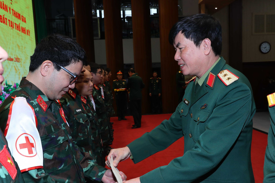 Lãnh đạo Tổng cục Hậu cần tặng quà, động viên cán bộ, chiến sỹ trước khi lên đường. (Ảnh: Trọng Đức/TTXVN)