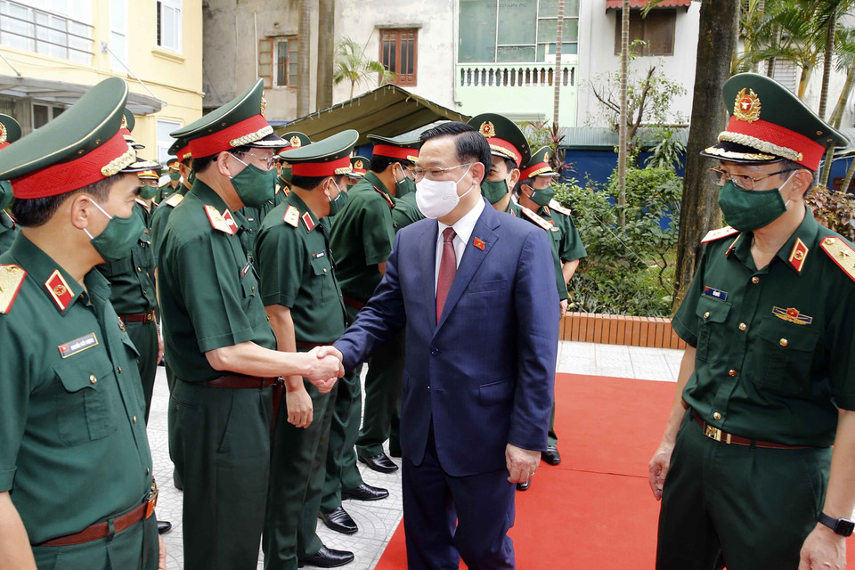 Chủ tịch Quốc hội Vương Đình Huệ với Ban Giám đốc Học viện Quân y. (Ảnh: Doãn Tấn/TTXVN)