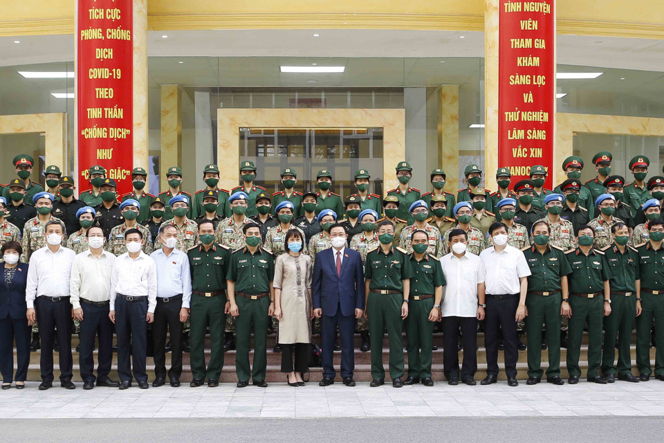 Chủ tịch Quốc hội Vương Đình Huệ và đại biểu với cán bộ, nhân viên và học viên của Học viện Quân y (Tổng cục Hậu cần, Bộ Quốc phòng). (Ảnh: Doãn Tấn/TTXVN)