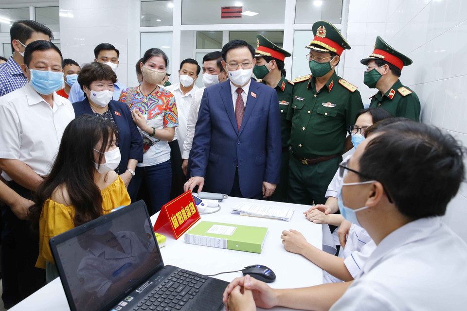 Chủ tịch Quốc hội Vương Đình Huệ thăm, động viên các lực lượng đang thực hiện nhiệm vụ, người tình nguyện tham gia thử nghiệm lâm sàng Vaccine Nanocovax tại Viện Nghiên cứu Y dược học Quân sự, Học viện Quân y. (Ảnh: Doãn Tấn/TTXVN)