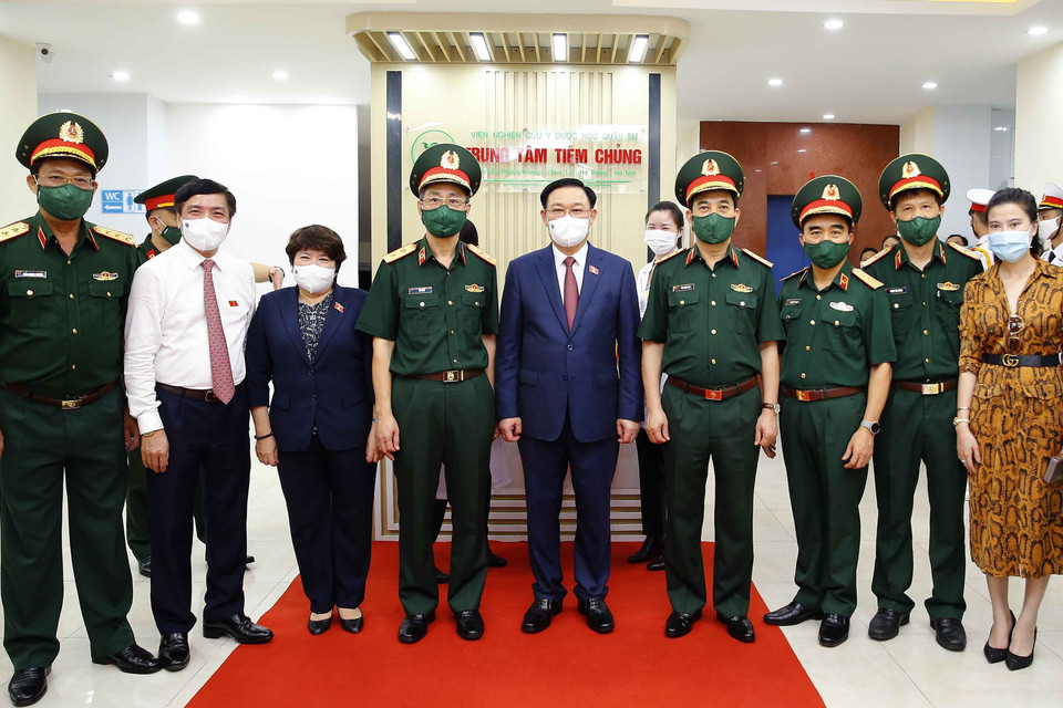 Chủ tịch Quốc hội Vương Đình Huệ với Ban Giám đốc Học viện. (Ảnh: Doãn Tấn/TTXVN)