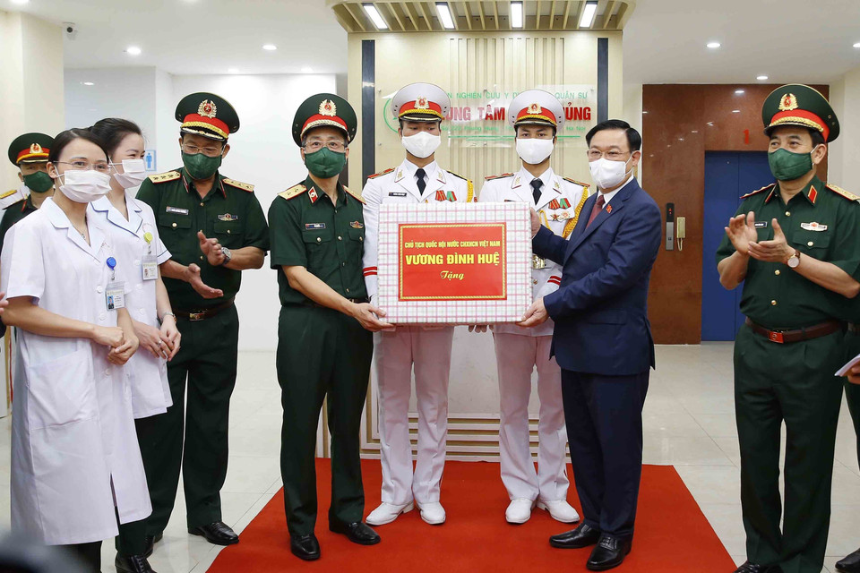Chủ tịch Quốc hội Vương Đình Huệ tặng quà cho các lực lượng đang thực hiện nhiệm vụ và người tình nguyện tham gia thử nghiệm lâm sàng vaccine Nanocovax tại Viện Nghiên cứu Y dược học Quân sự, Học viện Quân y. (Ảnh: Doãn Tấn/TTXVN)