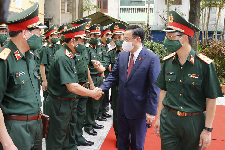 Chủ tịch Quốc hội Vương Đình Huệ với Ban Giám đốc Học viện Quân y. (Ảnh: Doãn Tấn/TTXVN)