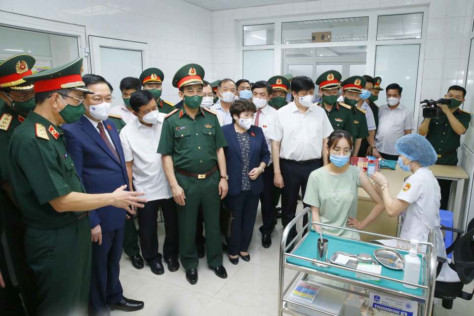 Chủ tịch Quốc hội Vương Đình Huệ thăm, động viên người tình nguyện tham gia thử nghiệm lâm sàng Vaccine Nanocovax tại Viện Nghiên cứu Y dược học Quân sự, Học viện Quân y. (Ảnh: Doãn Tấn/TTXVN)