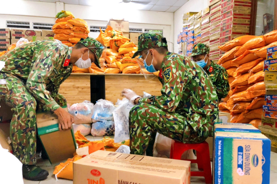 Các chiến sỹ bộ đội đi chợ giúp dân tại phường 1, quận Tân Bình. (Ảnh: Xuân Khu/TTXVN)