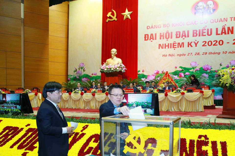 Đại biểu bỏ phiếu bầu Ban Chấp hành Đảng bộ Khối các cơ quan Trung ương khóa XIII, nhiệm kỳ 2020-2025. (Ảnh: Phương Hoa/TTXVN)