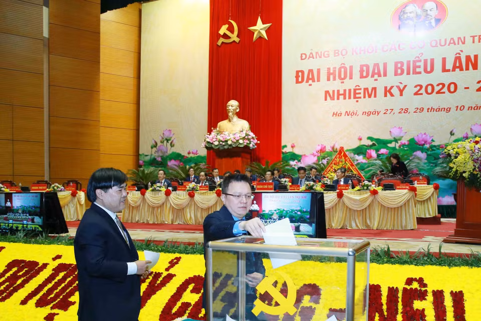 Đại biểu bỏ phiếu bầu Ban Chấp hành Đảng bộ Khối các cơ quan Trung ương khóa XIII, nhiệm kỳ 2020-2025. (Ảnh: Phương Hoa/TTXVN)
