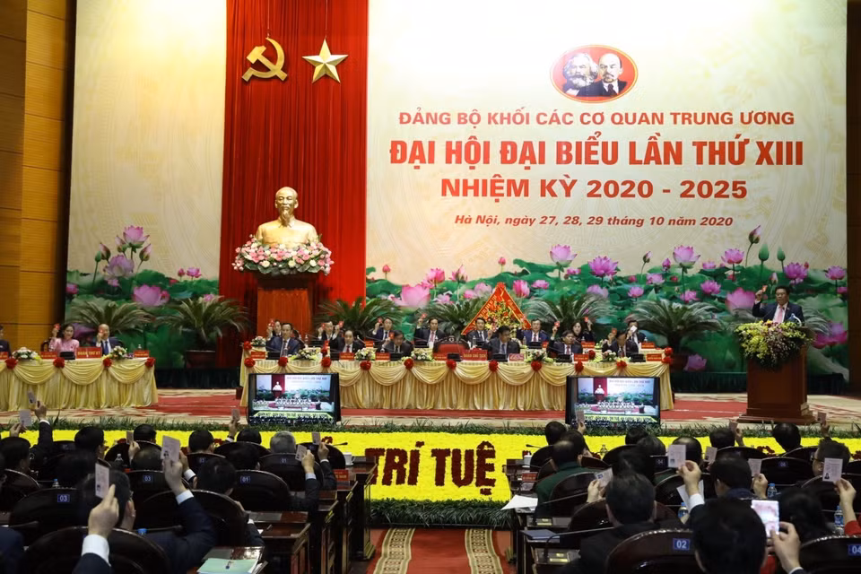 Các đại biểu biểu quyết thông qua giới thiệu của Đại hội đối với nhân sự Bí thư Đảng ủy Khối các cơ quan Trung ương lần thứ XIII, nhiệm kỳ 2020-2025. (Ảnh: Văn Điệp/TTXVN)