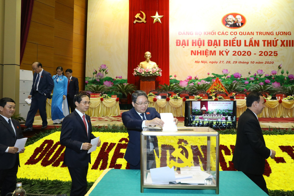Đại biểu bỏ phiếu bầu Ban Chấp hành Đảng bộ Khối các cơ quan Trung ương khóa XIII, nhiệm kỳ 2020-2025. (Ảnh: Phương Hoa/TTXVN)