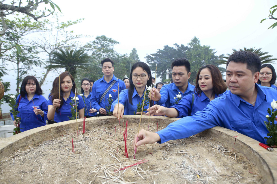 Đoàn Thanh niên TTXVN dâng hương tại Tượng đài Chủ tịch Hồ Chí Minh (Nhà máy Thủy điện Hòa Bình). (Ảnh: Tuấn Đức/TTXVN)