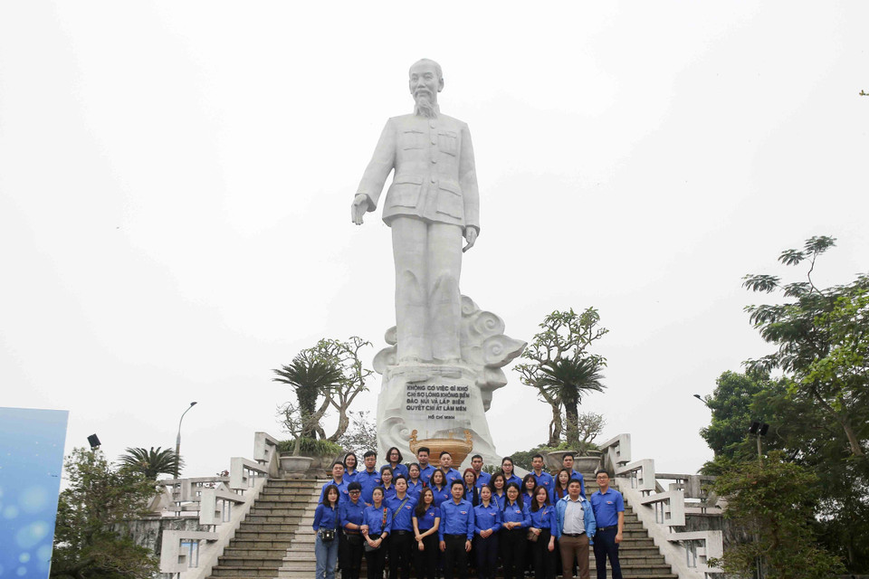 Đoàn Thanh niên TTXVN chụp ảnh lưu niệm tại Tượng đài Chủ tịch Hồ Chí Minh (Nhà máy Thủy điện Hòa Bình). (Ảnh: Tuấn Đức/TTXVN)