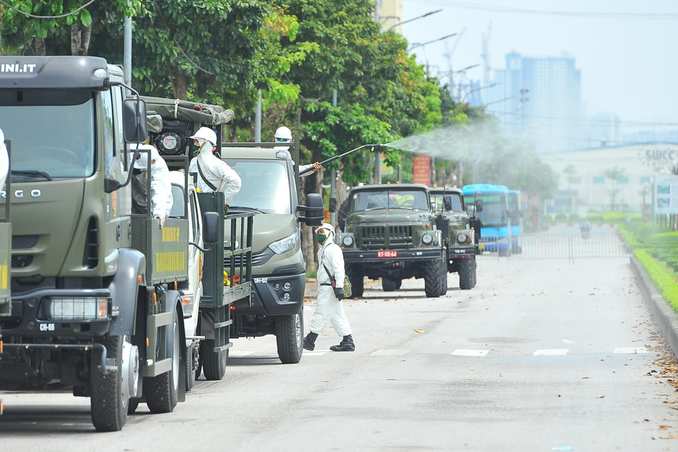 Bộ đội hóa học phun thuốc khử trùng Bệnh viện Bệnh Nhiệt đới Trung ương cơ sở Đông Anh. (Ảnh: Minh Đức/TTXVN)