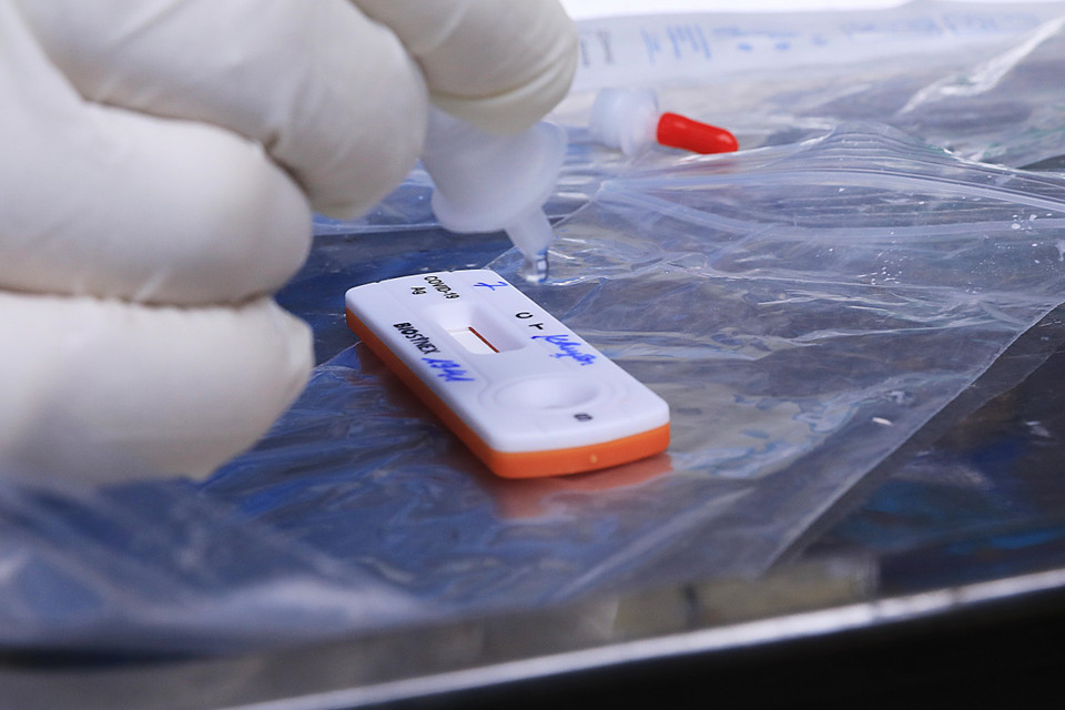 Nhân viên y tế lấy mẫu xét nghiệm nhanh cho người dân. (Ảnh: Lâm Khánh/TTXVN)