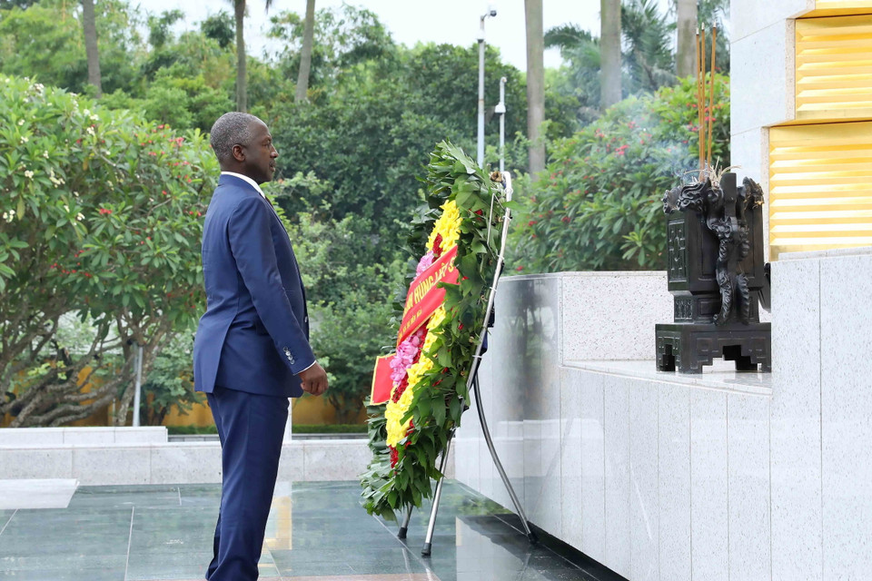 Chủ tịch Quốc hội Bờ Biển Ngà (Côte d'Ivoire) Adama Bictogo đặt vòng hoa tưởng niệm các Anh hùng liệt sỹ. (Ảnh: An Đăng/TTXVN)