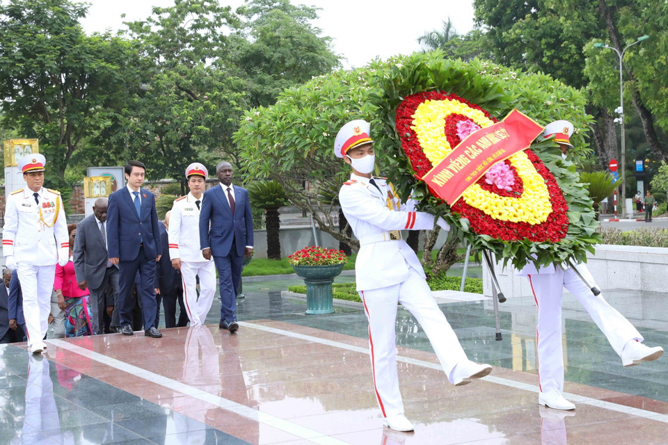 Sáng 14/6/2023, Chủ tịch Quốc hội Cộng hòa Bờ Biển Ngà (Côte d'Ivoire) Adama Bictogo dẫn đầu Đoàn đại biểu cấp cao đến đặt vòng hoa tưởng niệm các Anh hùng liệt sỹ tại Đài tưởng niệm trên đường Bắc Sơn, Ba Đình, Hà Nội. (Ảnh: An Đăng/TTXVN)